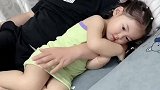 女儿抱在老公身边老婆吃醋