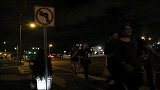 男子伪装成树人恐吓路人，路人纷纷被吓到