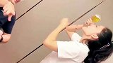夫妻俩结婚纪念日，妻子嘴含酒杯喂丈夫喝酒