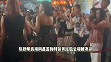 陈妍希坐轮椅现身时装周，脚伤未愈被搀扶走红毯，和粉丝热情互动