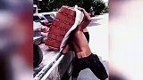 农民工一人扛起400斤重的砖头
