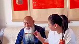 爷爷出院和家人一块吃饭，俩孙媳妇一人一口给喂饭