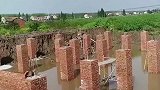 邻居把地基挖成这样，真是太过分了！