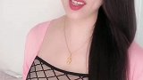 女人真会穿搭，性感身材很迷人