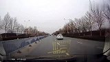 卡罗拉不知道好歹，狭路硬要挤，结果被狠狠教训