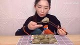 好好吃饭了，妹子吃猪儿粑，黏黏糯糯，真好吃