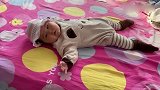 小宝宝照完满月照，一回来就躺在床上一动不动的
