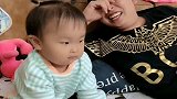 爸爸吃暖宝的食物，看暖宝如何反应，太可爱了