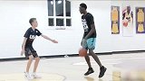 街球-16年-暴力扣篮PK风骚传球！小鲨鱼奥尼尔单挑白巧克力儿子-新闻