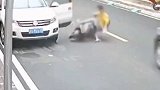 祸不单行 突遇“开门杀 ”倒地又遭车碾压交通安全