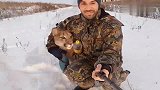 雪地训练的大猫，一脸呆萌：有点冻脚脚