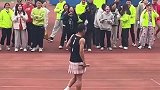 运动会上的小哥哥，穿裙子参加跑步比赛，还是全校独一份！