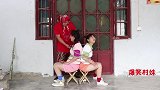 喜剧：小偷钻狗洞好不容易进来，结果被姐妹俩套路，最后被打一顿