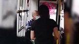 大连一男子没戴N95口罩引众怒被乘客骂“缺德” 随后被警察带下公交车