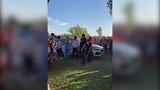 还是那个邻家大男孩！梅西回到家乡后与等候球迷耐心合影