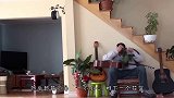 主人邀请猫咪下水玩耍，猫咪的行为太萌了，镜头记录温馨画面