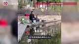 “我钓到鱼了，爸爸为什么不理我”？儿子拿着树杈钓鱼问爸爸，网友神评论
