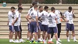 阿根廷训练玩抢圈2人被遛惨 桑保利独自颠球秀脚法