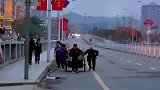 上坡路段遇收废品老人推车