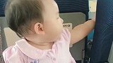 女儿一坐车，就成了这幅德性，老是用小胖手去招惹人家，简直了！