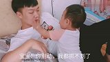 爸爸嘴里含着东西，萌娃没忍住直接上手就抠，场面实在是太逗了