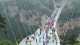就算是雨天，也挡不住看玻璃桥的热情