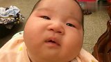可爱小宝宝便便时表情既认真又销魂,你要能看了不笑算我输！