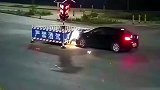 男子故意撞红绿灯围栏，要不是监控，你都不知道他有多作死！