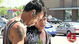 国外整蛊路人捐钱，男子因为一个电话暴露目的，有点尴尬！