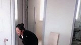 相差二十岁的姐姐瞒着妈妈让弟弟干活，妈妈一回家姐姐立马变脸