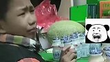 儿子喜欢喝饮料不吃饭，爸爸索性让其一次喝够