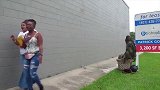 伪装恶搞，男子伪装成树人吓路人，真是太贱了