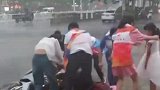 学生冒雨抬车救人并不断安慰