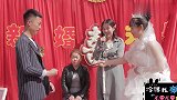 新婚夫妻举办结婚典礼，用剪刀石头布决定以后谁刷碗，结局太逗了