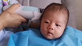 给小宝宝剃头，宝宝这瞅人的小眼神，让人看了忍不住笑场