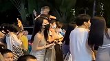 美女和闺蜜失散，想出这招来找闺蜜，真是太丢人了