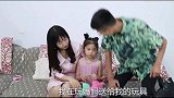 爸爸出差把女儿丢在家里，后妈这样对待她！