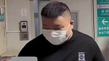 产房外丈夫手捧鲜花等妻子