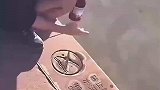 路上标记十五米深，结果连瓶水都淹没不了