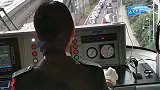 上面不堵下面堵，在重庆想不堵车就坐这个，能看风景还不堵车！