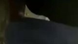 女生翻越护栏双腿颤抖，裤子还被尖刺勾住