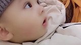 小宝宝看什么呢，眼神好呆萌呀