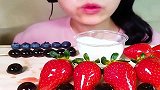 美女吃草莓糖葫芦，蓝莓