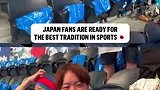 比赛还没结束，日本球迷已为清理垃圾做好准备