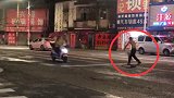广东一男子马路中间打“醉拳” 遇到路过车辆脱衣“斗牛”
