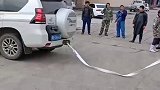 开越野车的大哥有点飘了，敢跟货车比赛拔河，佩服