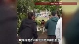 男子被脱光绑在树上，遭一群人泼酱油扔鸡蛋，当地民政局：只是“庆祝方式不一样”