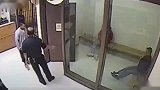 男子拘留所内，挑衅警察，结果下一秒后悔都晚了！