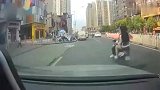 小情侣摩托车上秀恩爱，秒后悲剧了，行车记录仪拍下车祸瞬间