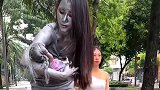 高温天气下的女模特还披头散发，还好有好心人出现